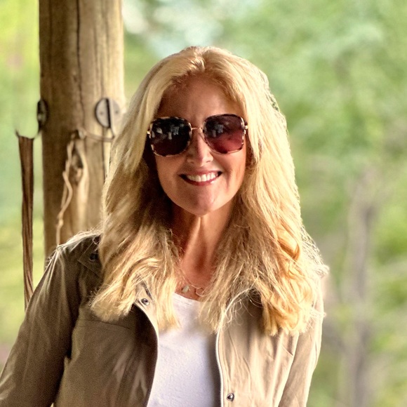 Meet your Posher, Denise - Picture 1 of 1